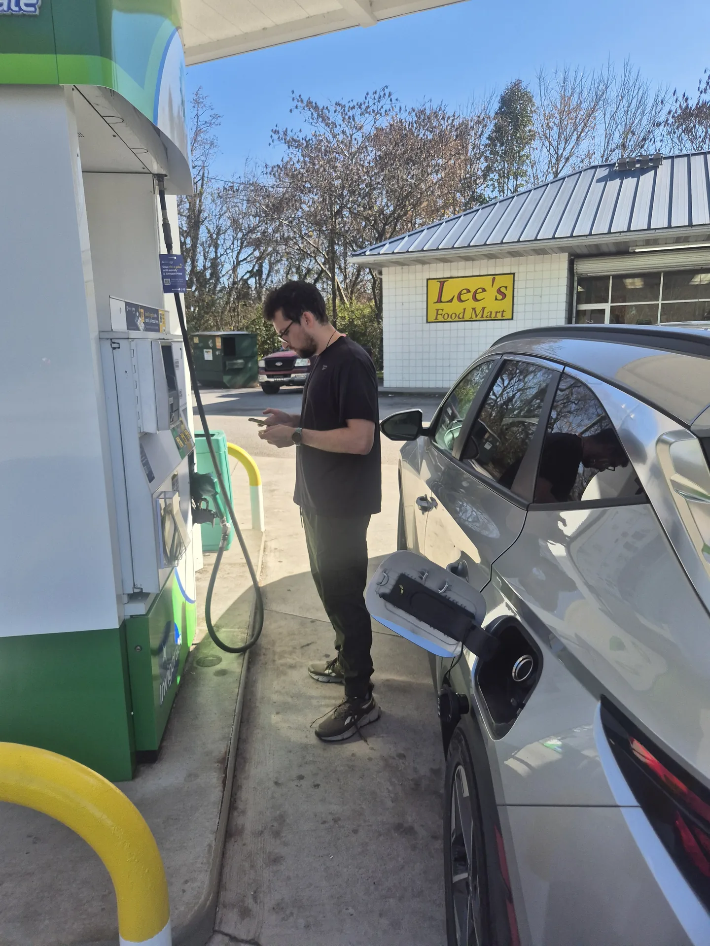 Abastecendo o carro alugado antes de devolver