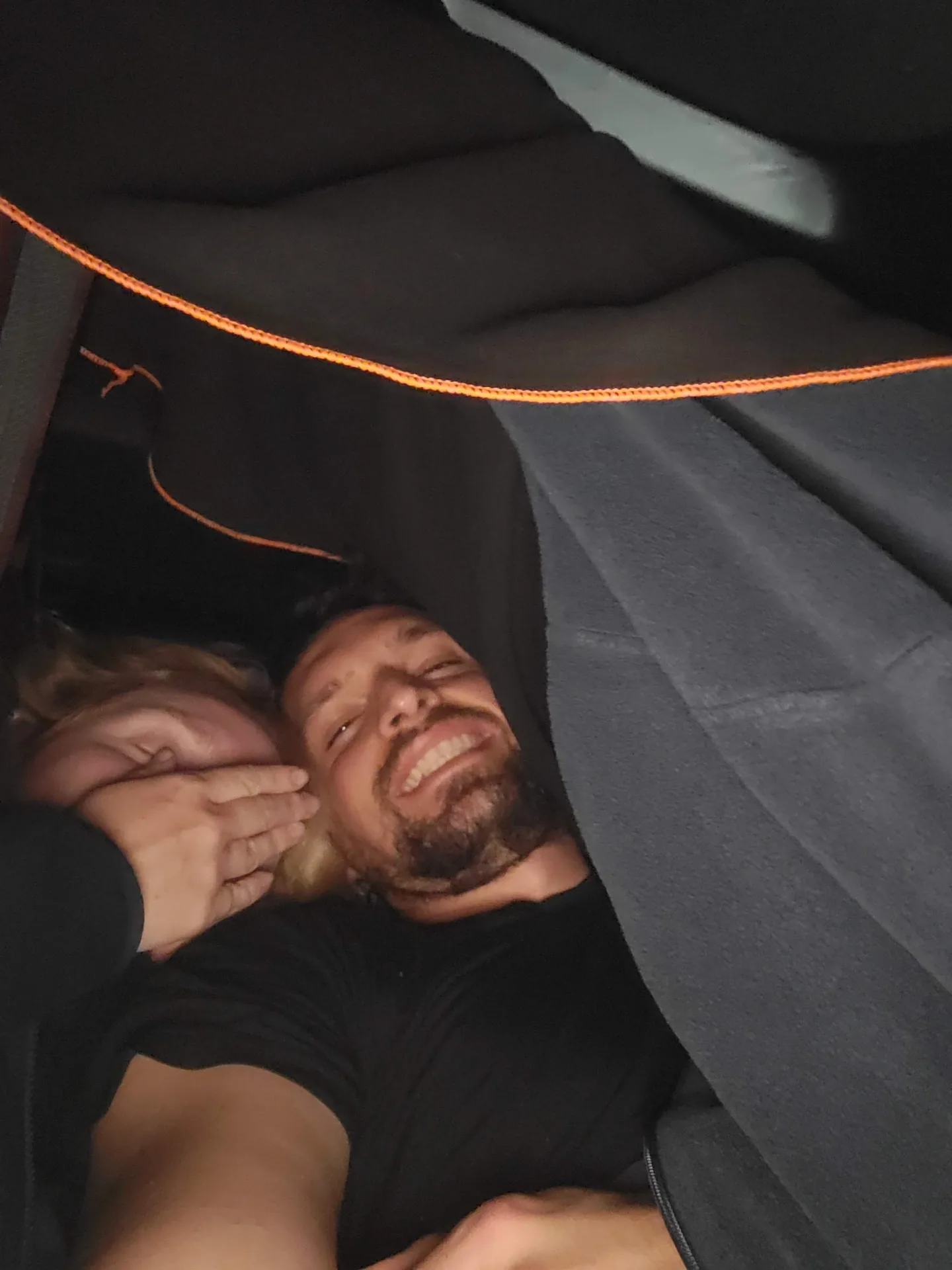 Dormindo no carro alugado para economizar na viagem