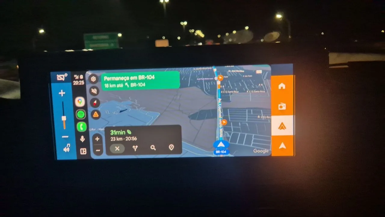Usando o Waze no painel do carro em vez de alugar GPS