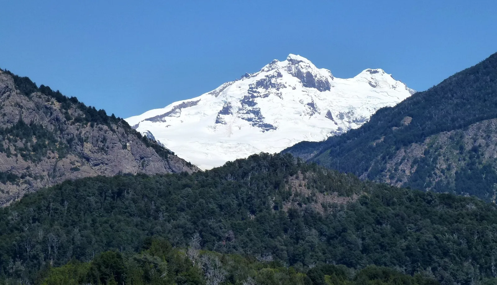 Montanha nevada perto de Bariloche, na Patagônia argentina