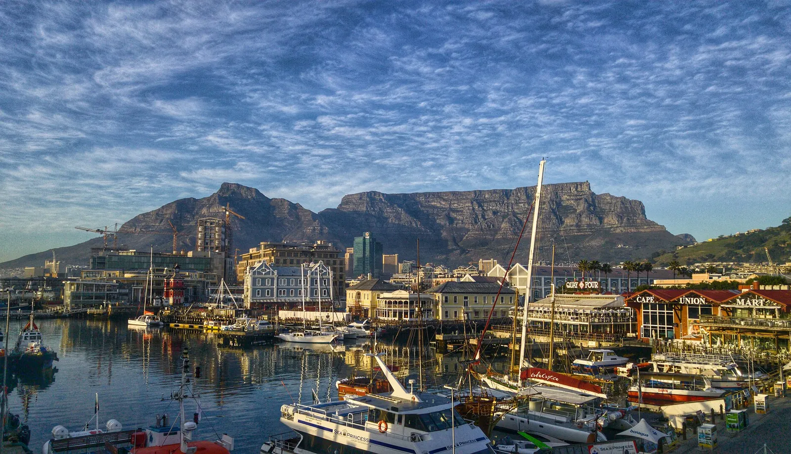 Table Mountain sobre a Cidade do Cabo e o porto, na África do Sul
