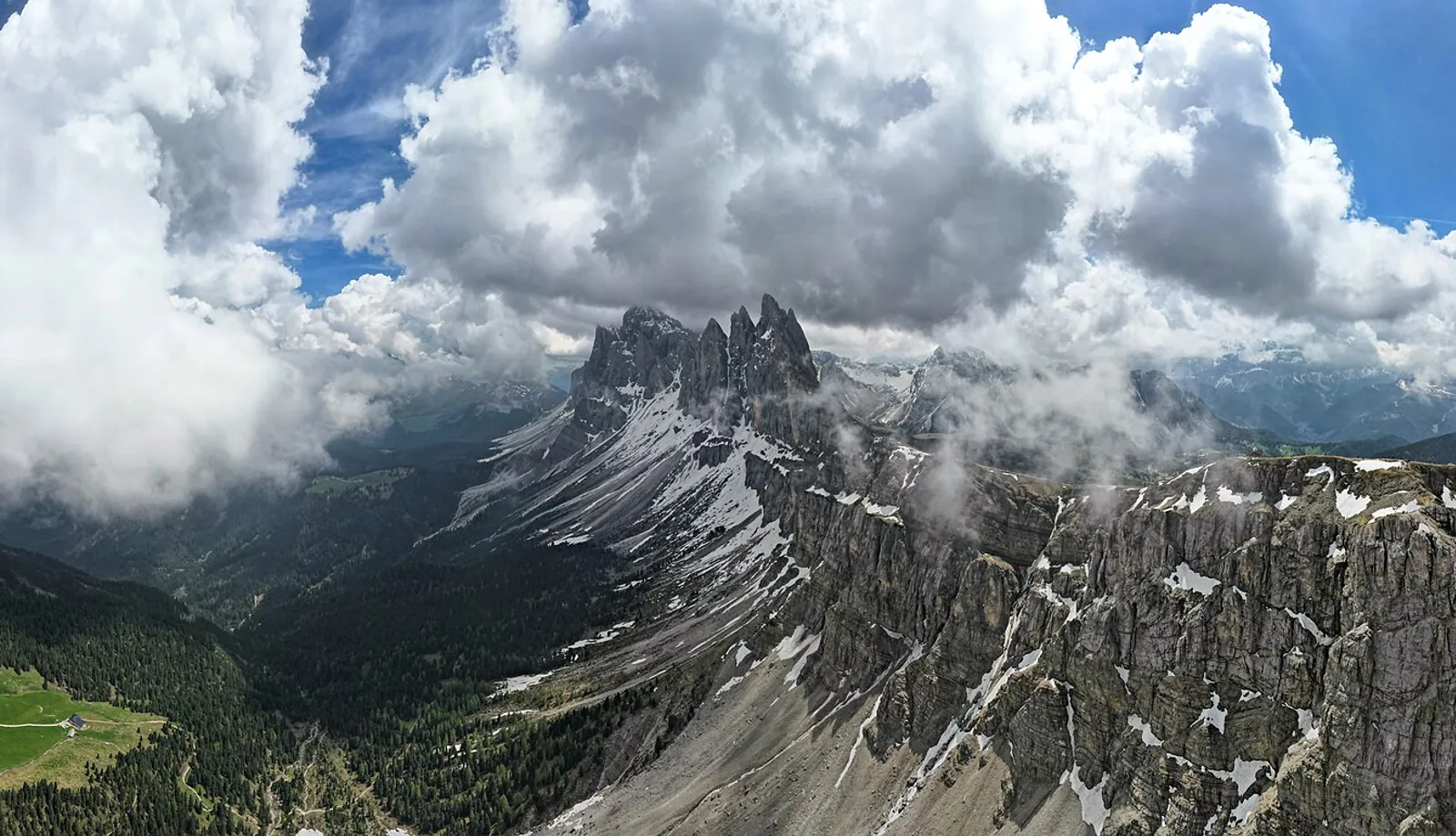 Picos das Dolomitas vistos da Seceda, no norte da Itália