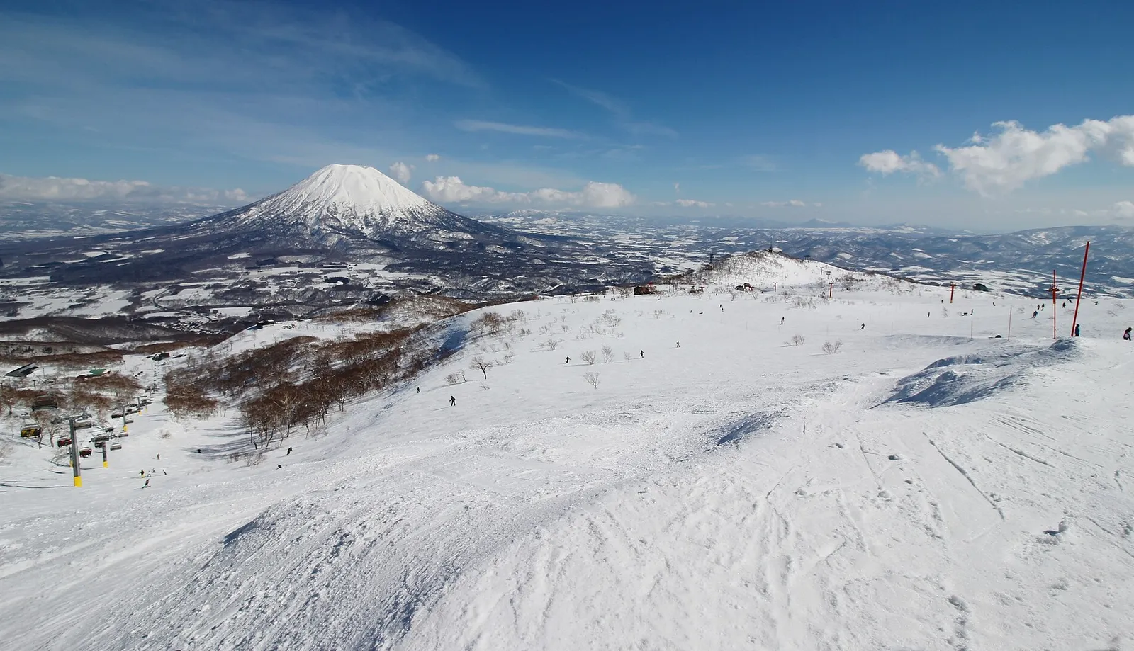 Pista de esqui nevada em Niseko com o vulcão Yotei ao fundo, no Japão