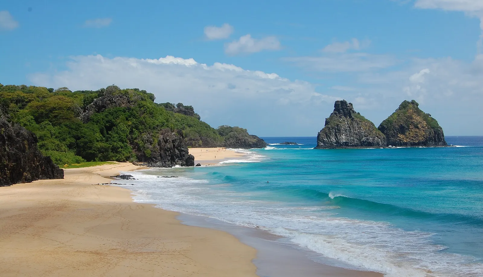 Praia com o Morro Dois Irmãos ao fundo, em Fernando de Noronha
