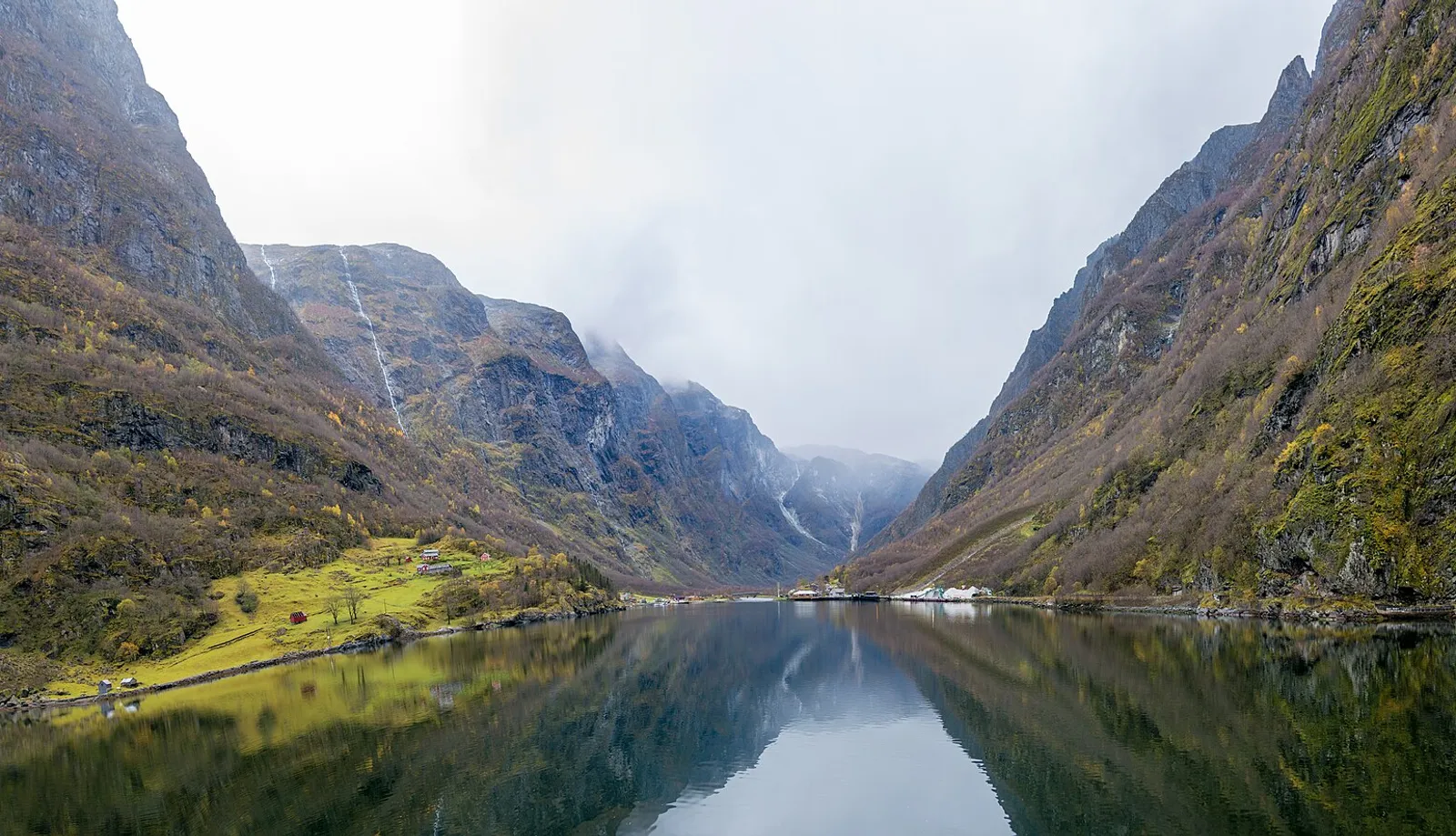 Nærøyfjord, na Noruega, com montanhas e reflexo na água