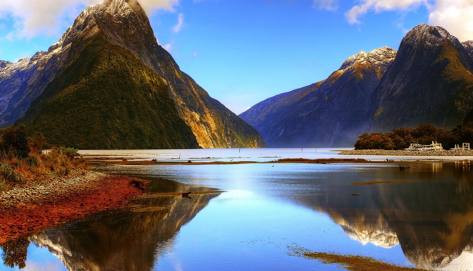 Milford Sound, na Ilha Sul da Nova Zelândia, com o Mitre Peak refletido na água