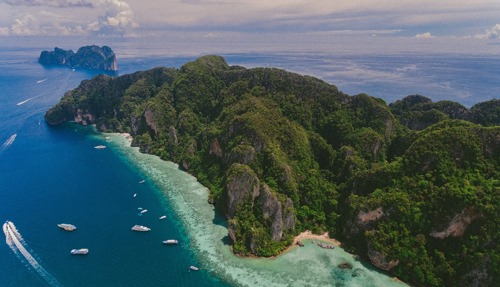Ilhas Phi Phi vistas do alto, na Tailândia, com mar turquesa