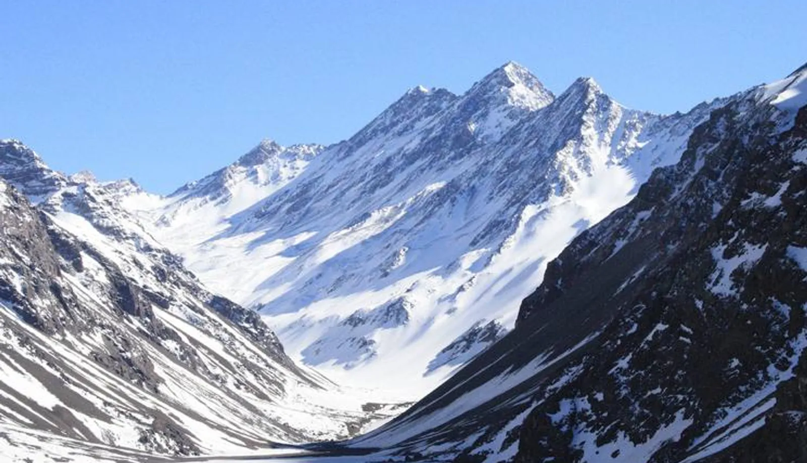 Andes nevados perto de Santiago, no Chile
