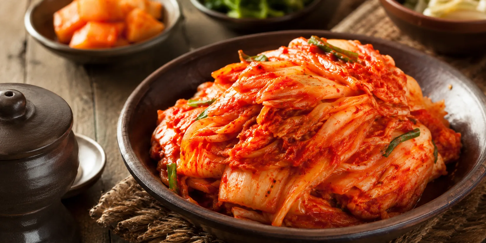 Kimchi, acelga fermentada e apimentada da culinária coreana