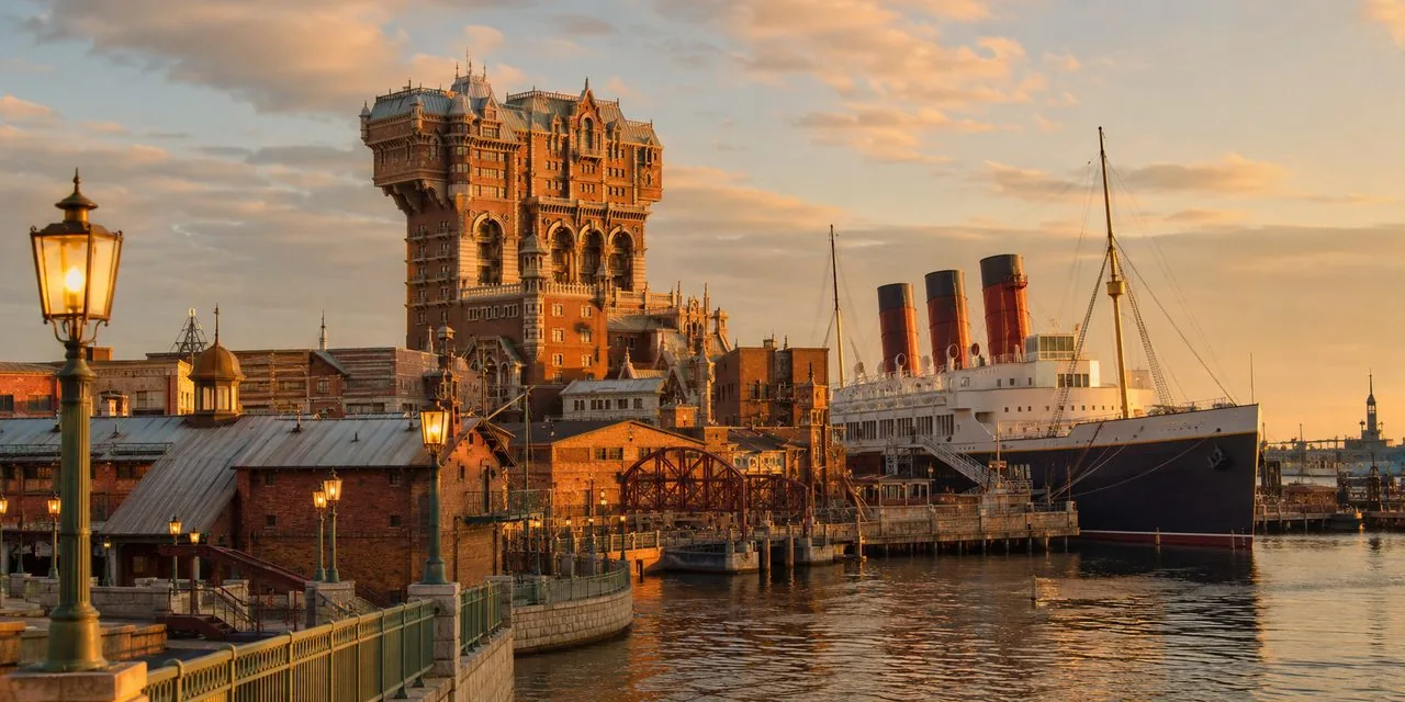 A American Waterfront do Tokyo DisneySea com a Tower of Terror e o transatlântico