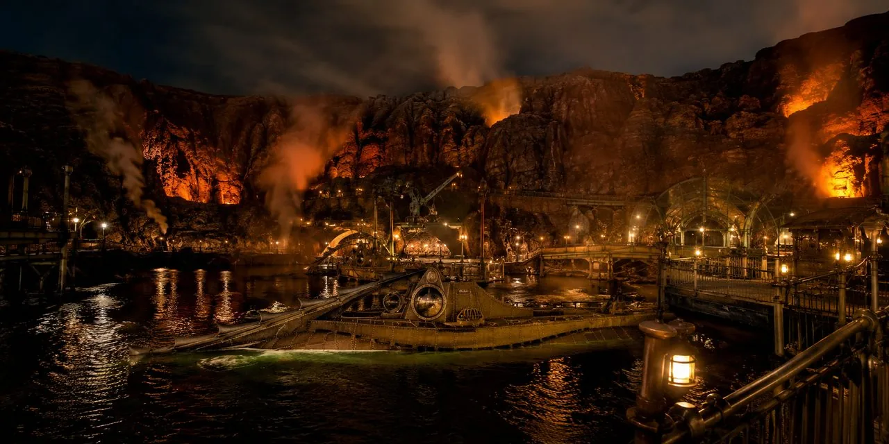 A Mysterious Island do Tokyo DisneySea, dentro do vulcão, com o submarino Nautilus