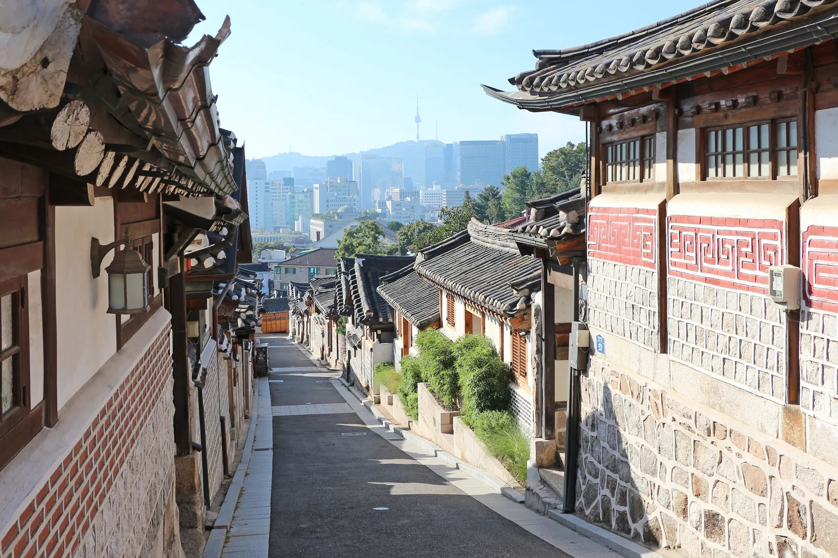 Casas tradicionais coreanas (hanoks) de telhado curvo no bairro de Bukchon, em Seul