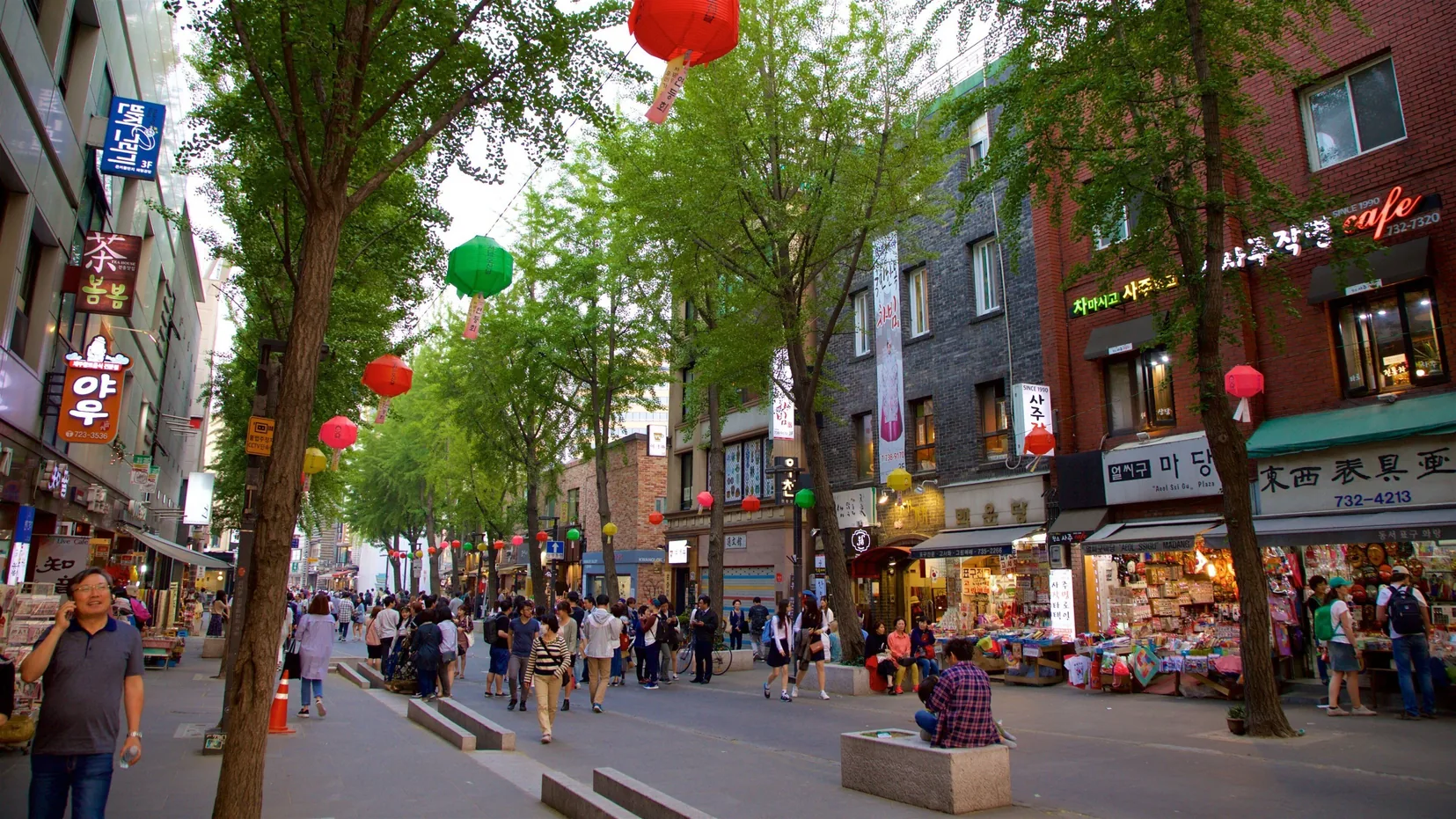 Rua movimentada de Insadong, em Seul, com lojas de artesanato e letreiros tradicionais