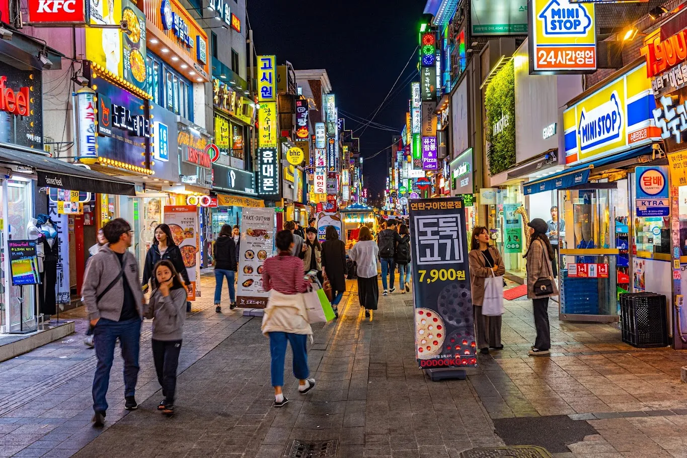 Rua movimentada e cosmopolita de Itaewon, em Seul, com restaurantes de vários países