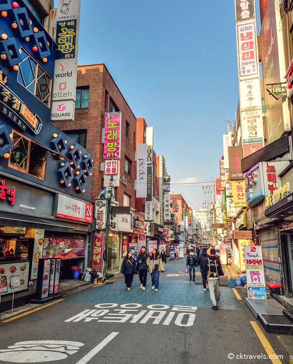 Café industrial em prédio de tijolos no bairro de Seongsu-dong, em Seul