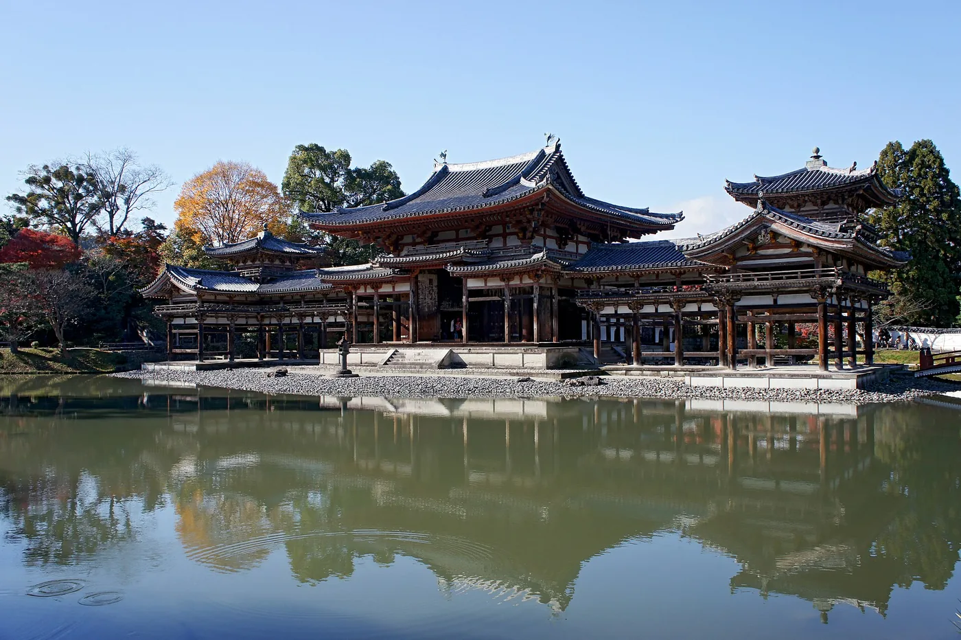 Salão da Fênix do templo Byōdō-in, em Uji, refletido no lago
