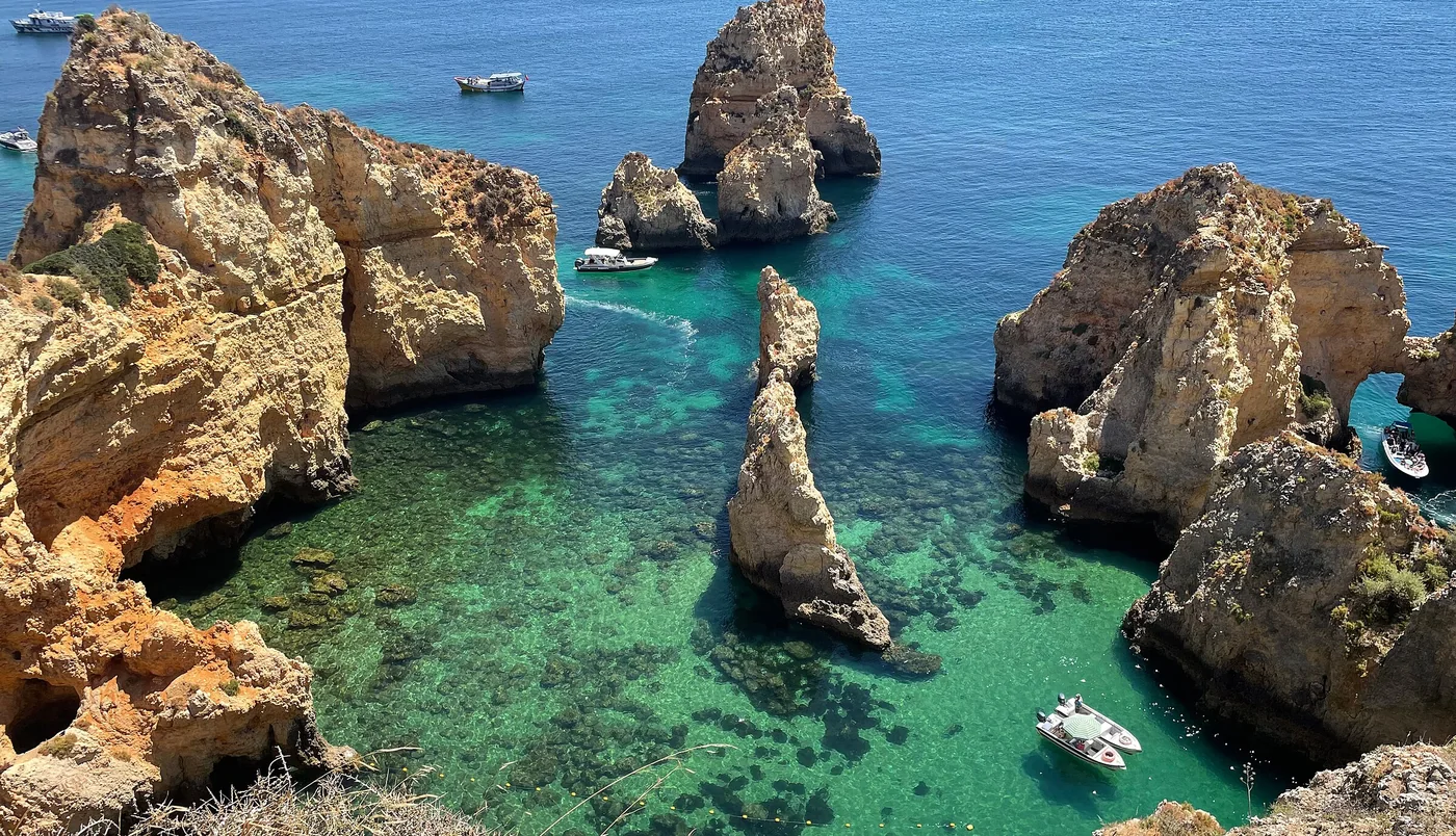 Falésias douradas e arcos de rocha da Ponta da Piedade, em Lagos, no Algarve