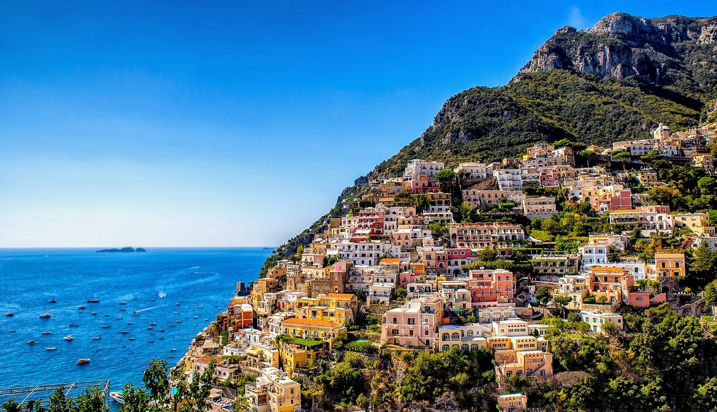 Positano, com as casas coloridas empilhadas na encosta sobre o mar Tirreno