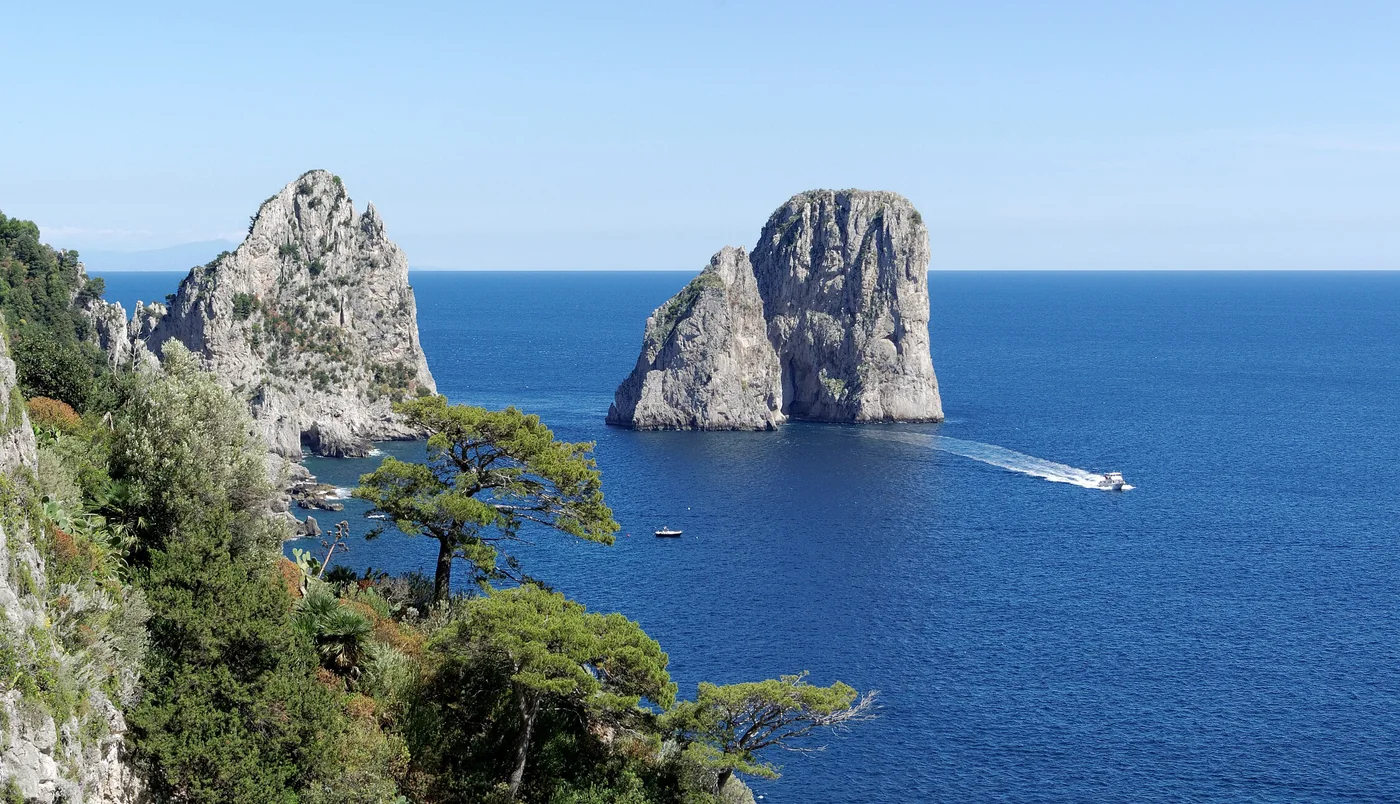 Os Faraglioni, rochedos icônicos da ilha de Capri, na Itália