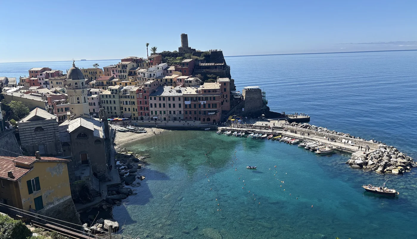 Vernazza e seu porto em formato de concha, em Cinque Terre, na Ligúria