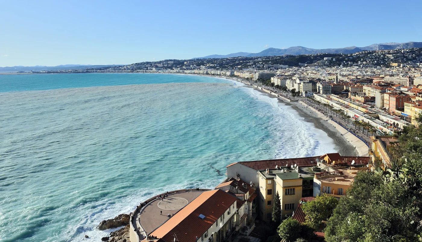 A Baía dos Anjos e a orla de Nice, na Riviera Francesa, com o mar azul intenso