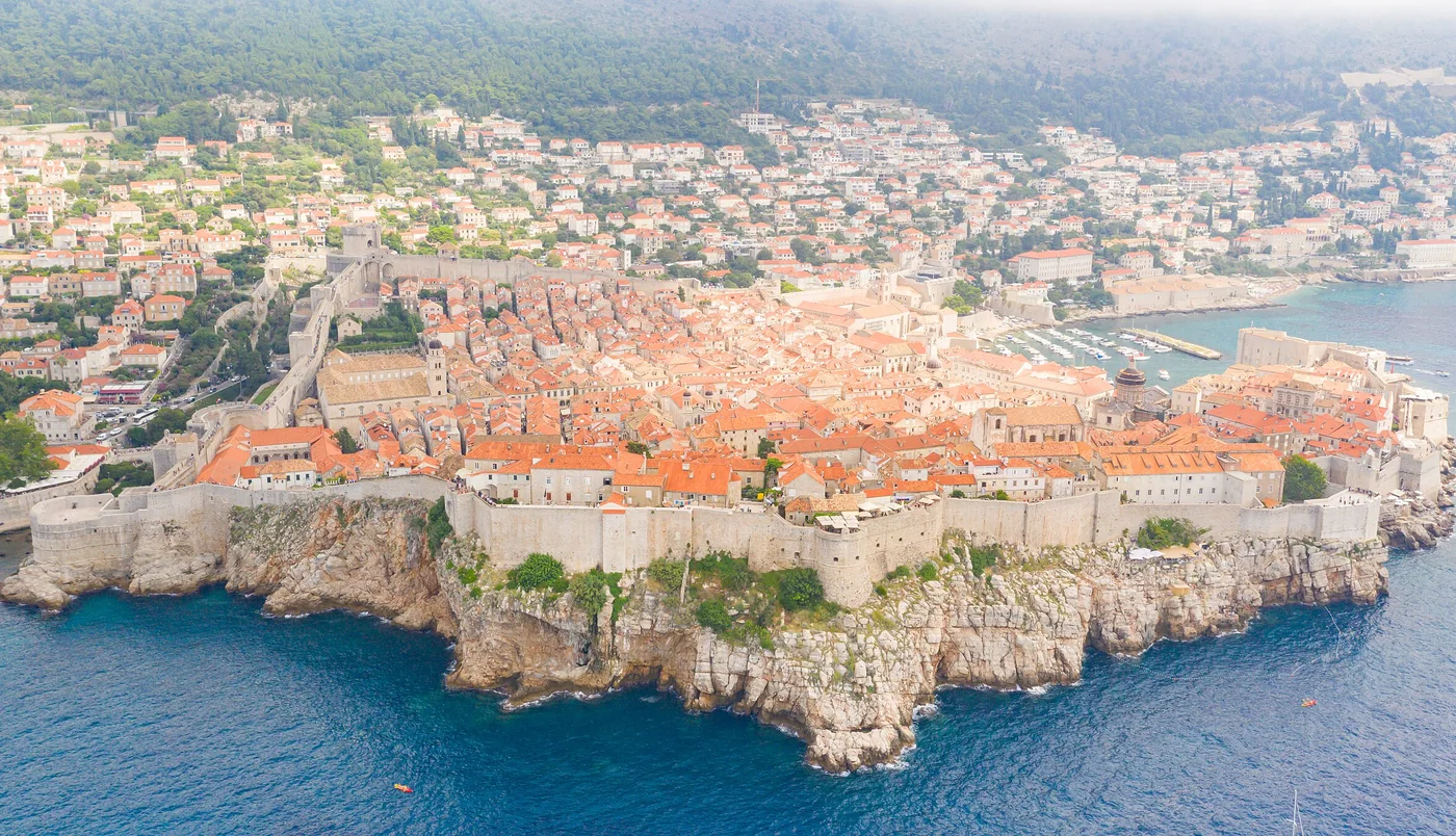 Muralhas e telhados alaranjados de Dubrovnik, na Croácia, à beira do Adriático