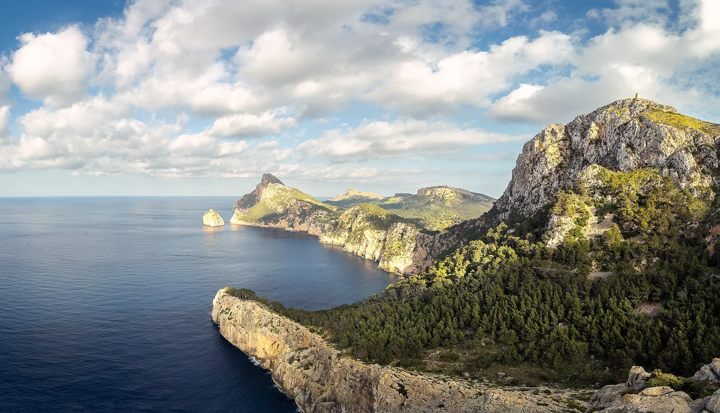 O Cap de Formentor, no extremo norte de Mallorca, com o mar e as montanhas da Serra de Tramuntana