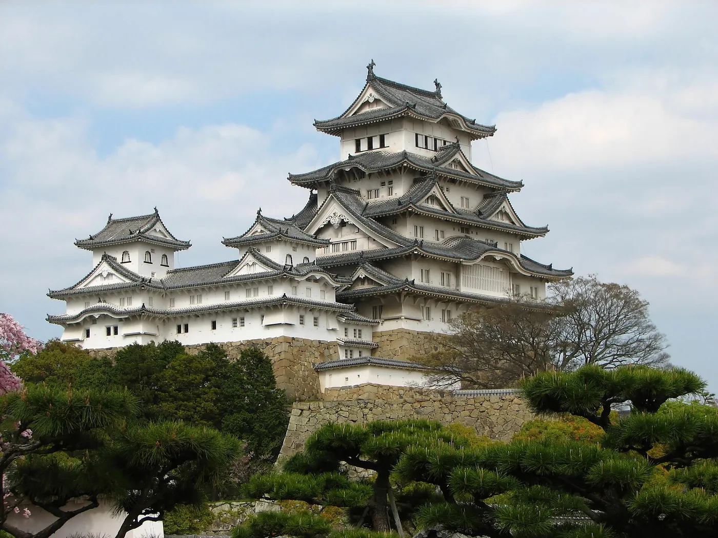O castelo branco de Himeji, no Japão, visto do jardim