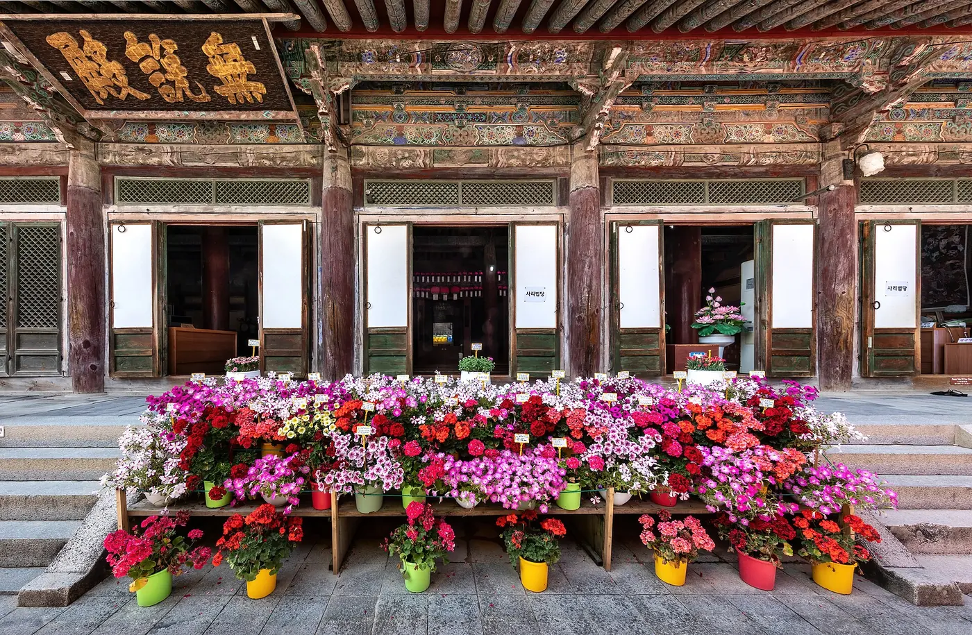 Templo Bulguksa, em Gyeongju, com suas escadarias de pedra