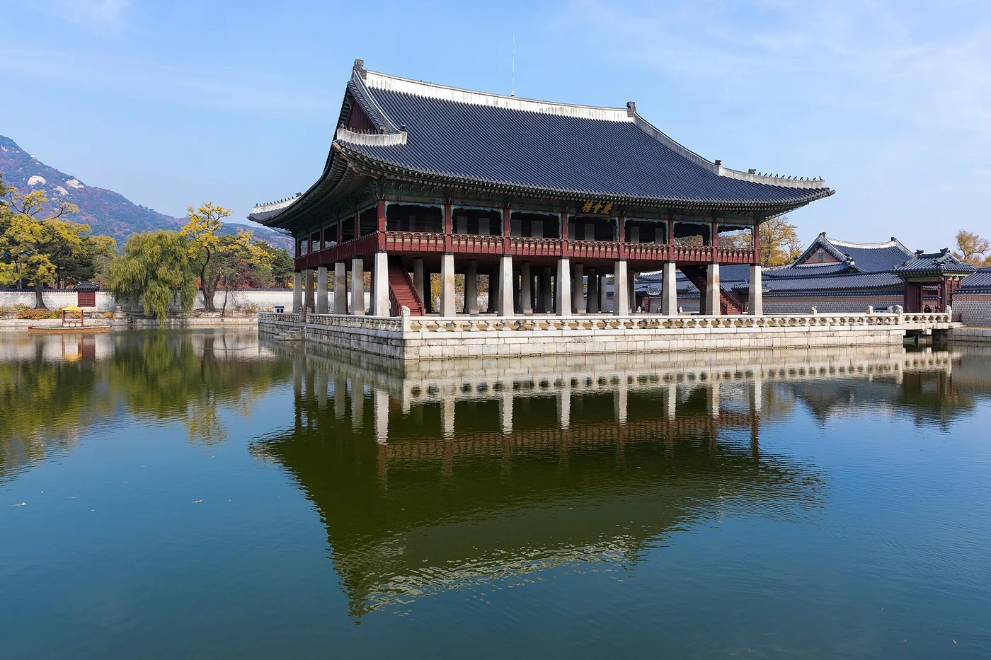 Palácio Gyeongbokgung, em Seul, com a montanha ao fundo