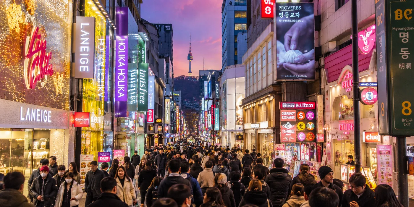 Rua movimentada de Myeongdong, em Seul, cheia de lojas e luzes