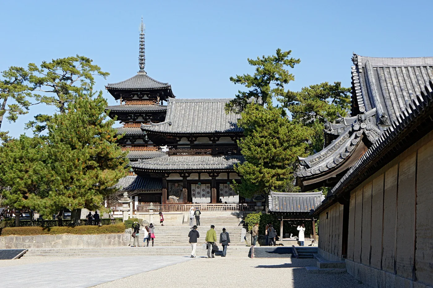 Pagode e pavilhões de madeira do templo Hōryū-ji, perto de Nara