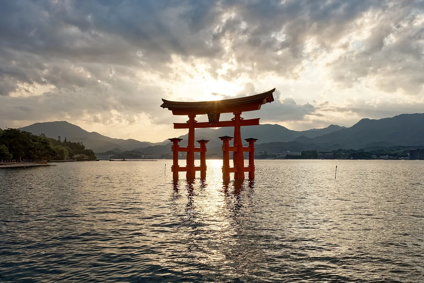 Torii flutuante do santuário de Itsukushima, na ilha de Miyajima