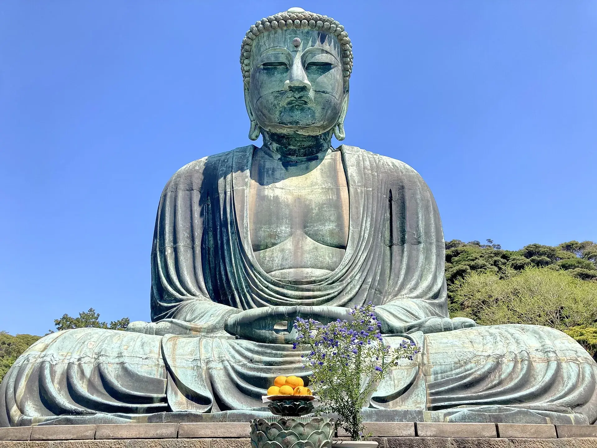 O Grande Buda de bronze de Kamakura, ao ar livre