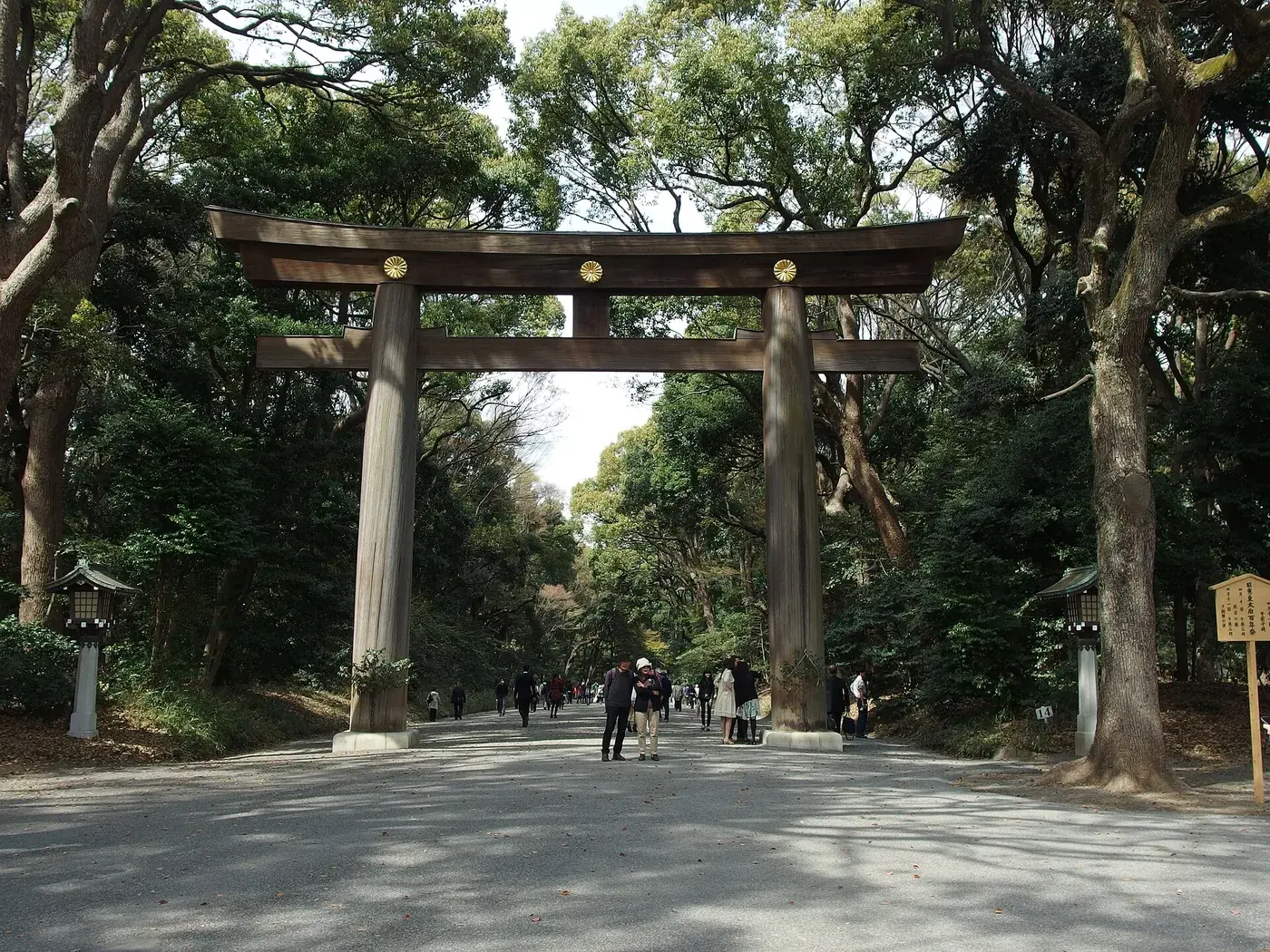 Grande torii de madeira do santuário Meiji Jingu, em Tóquio
