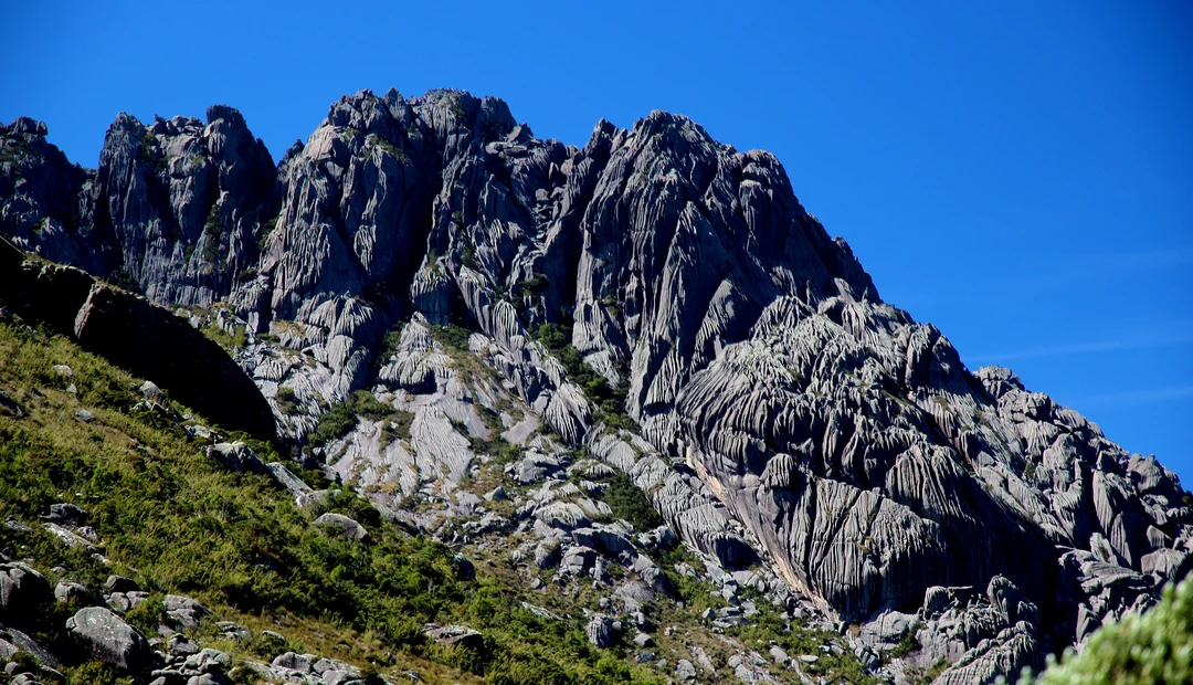 Agulhas de rocha escura do Pico das Agulhas Negras contra o céu azul