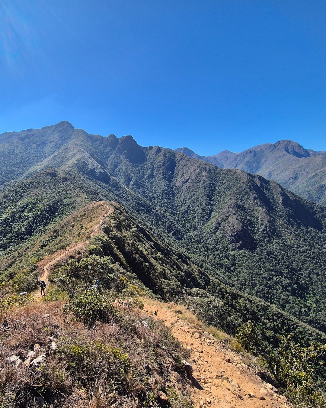 Crista rochosa do Quartzito, na Serra Fina, com o vale e as montanhas ao fundo