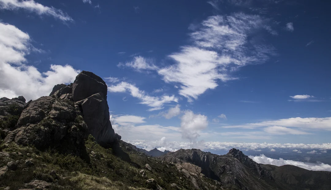 Formação rochosa do Morro do Couto contra o céu azul, no planalto do Itatiaia