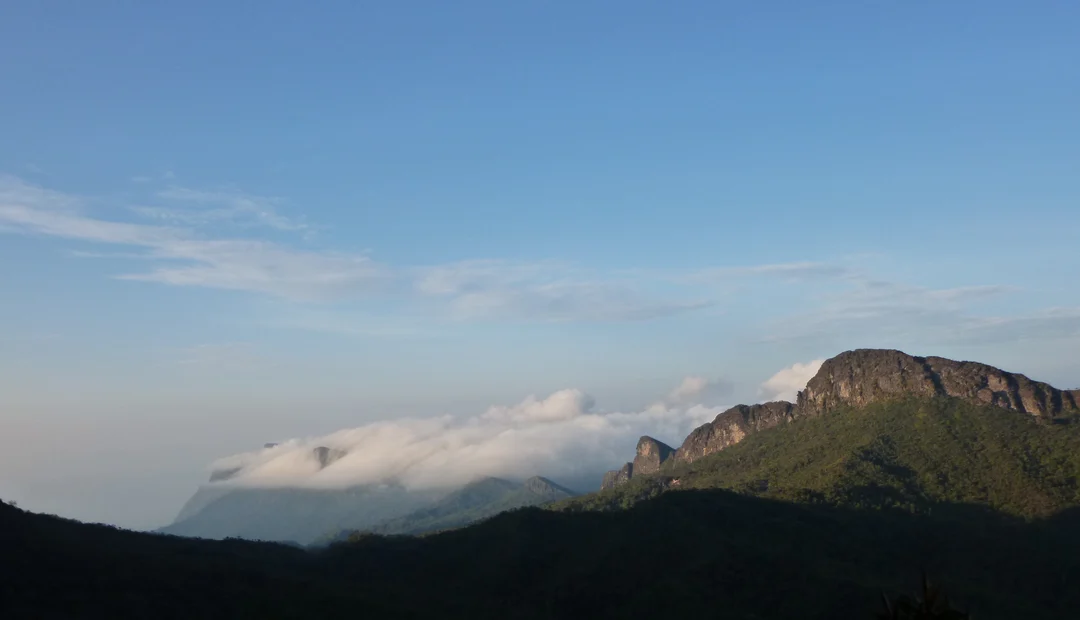 Maciço da Serra do Imeri com nuvens escorrendo pelas encostas, no Amazonas