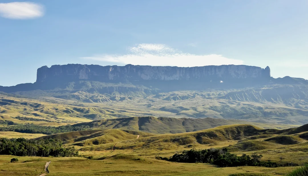 Paredões verticais do Monte Roraima vistos da savana, com topo plano
