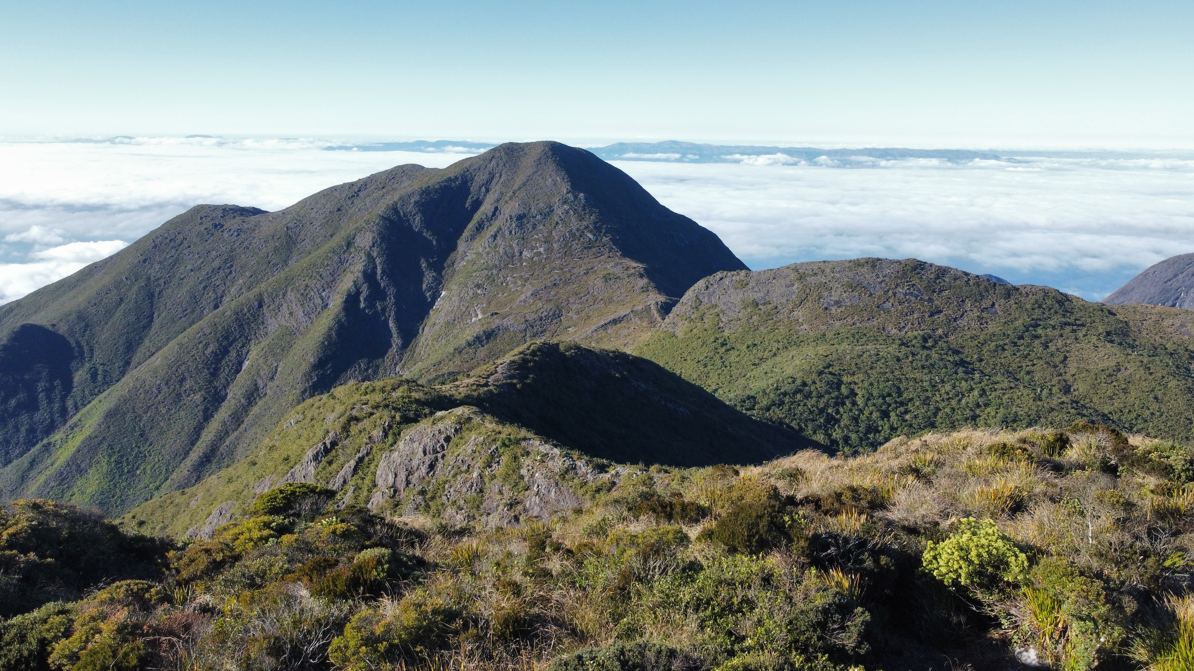 Marco no cume do Pico dos Três Estados, onde Minas, São Paulo e Rio se encontram