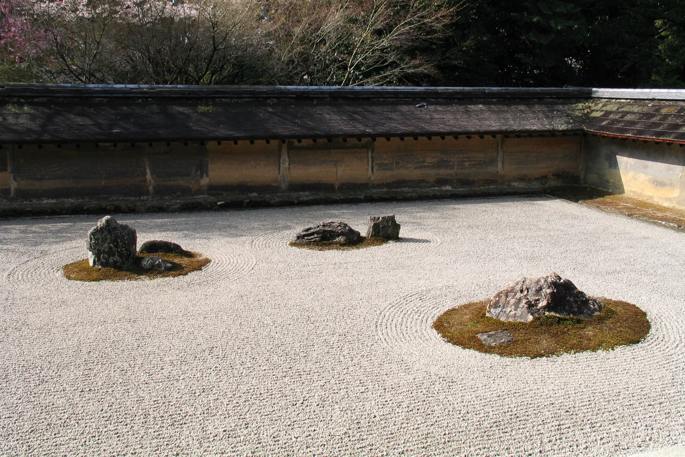 Jardim de pedras do templo Ryōan-ji, em Kyoto