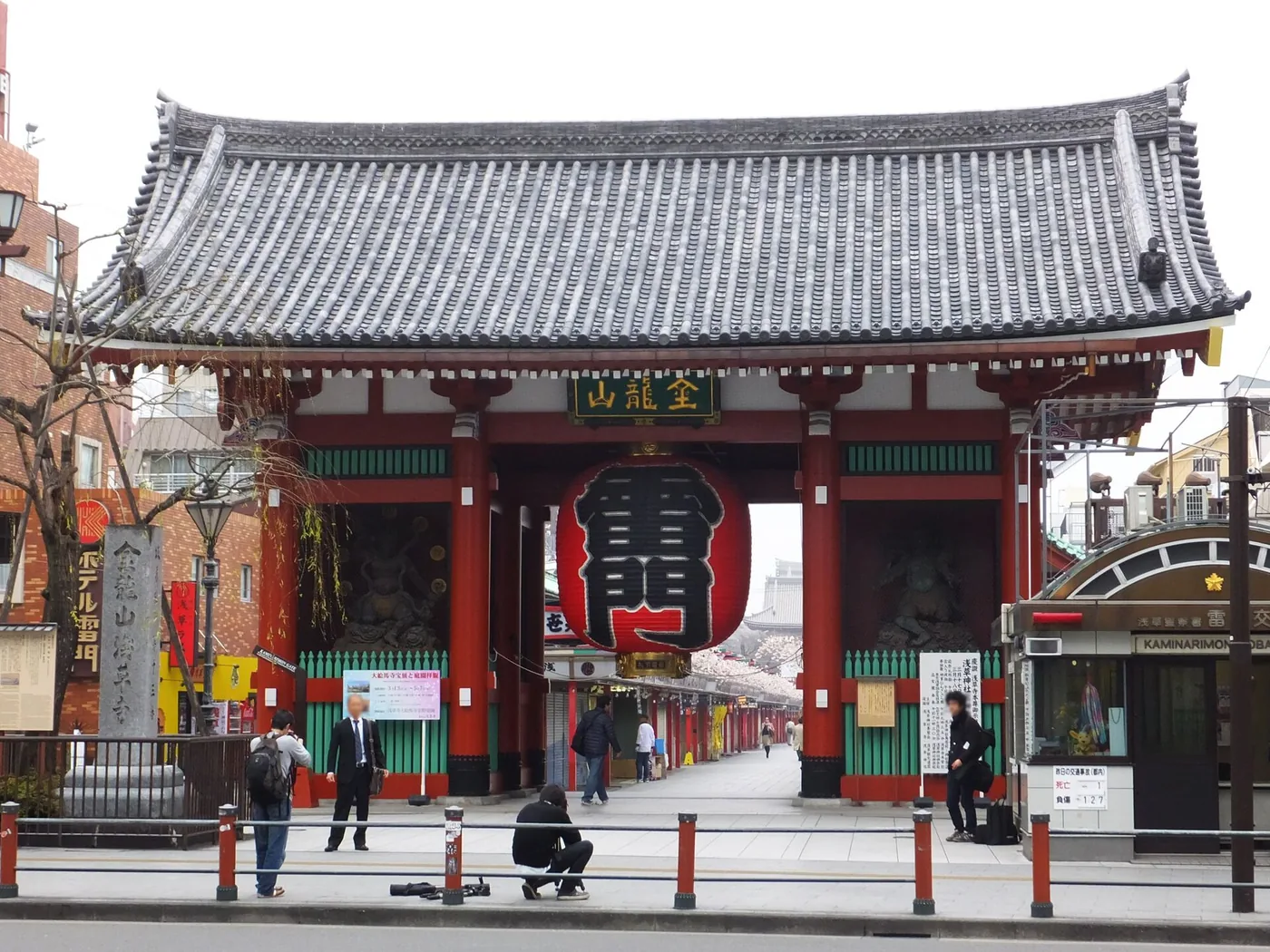 Portão do templo Sensō-ji, em Asakusa, Tóquio