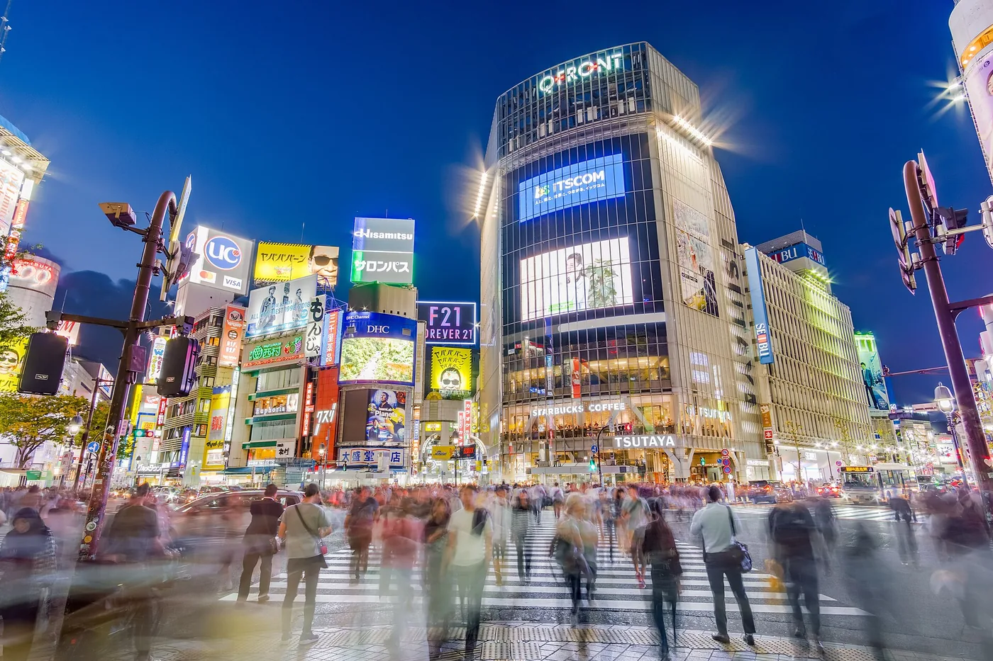 O cruzamento de Shibuya, em Tóquio, cheio de gente e letreiros