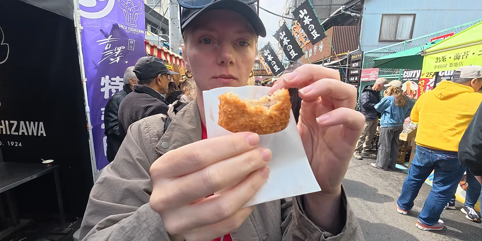 Croquete japonês korokke crocante servido no papel no mercado de Tsukiji