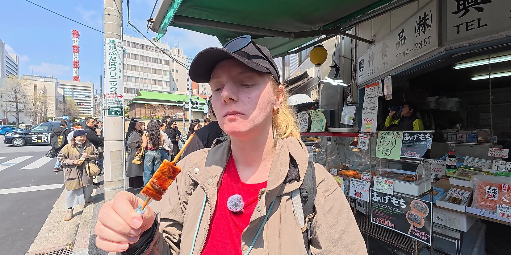 Espeto de unagi, enguia grelhada com molho tarê, no mercado de Tsukiji