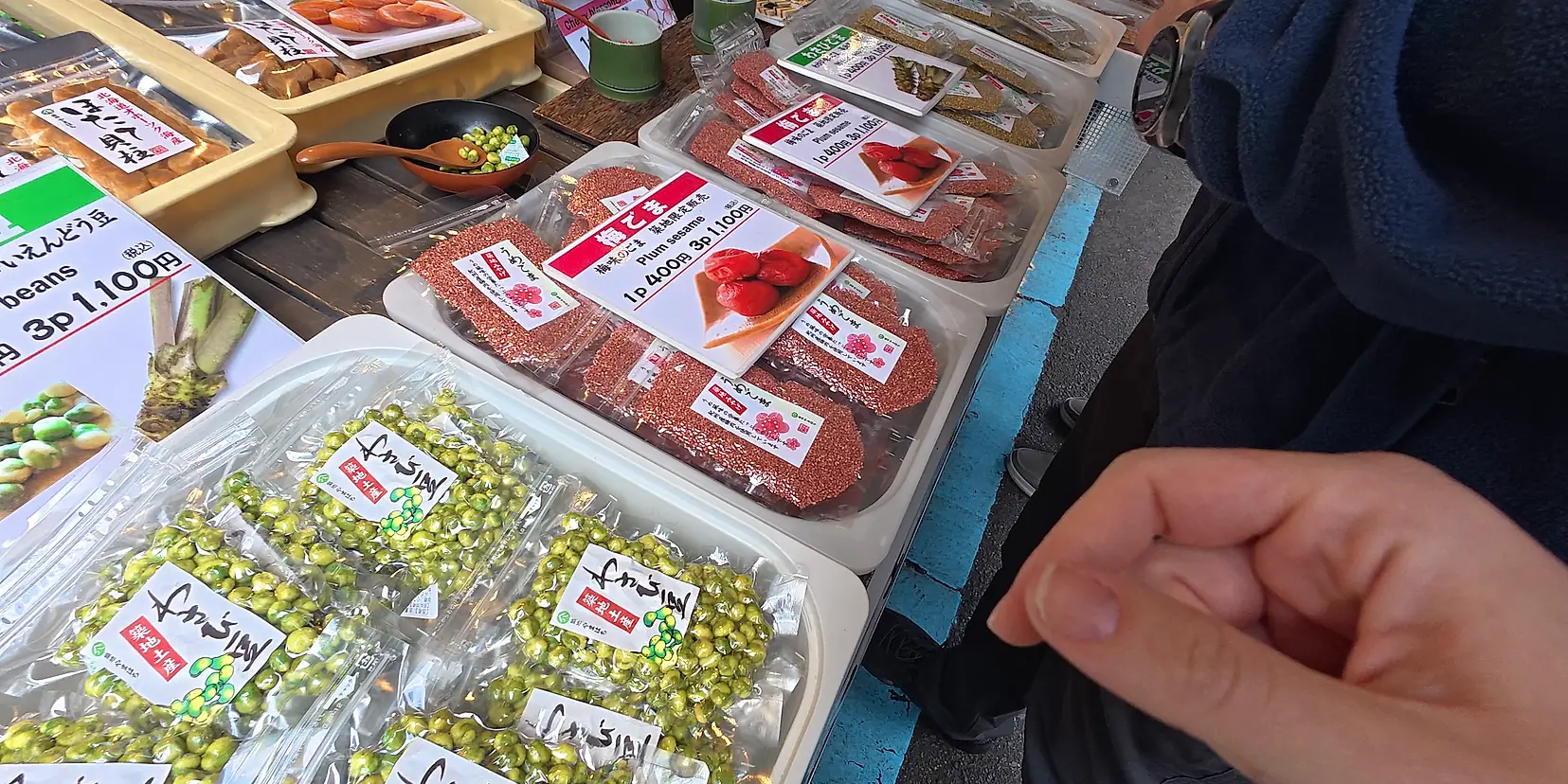 Bancada com pacotes de furikake e temperos japoneses no mercado de Tsukiji