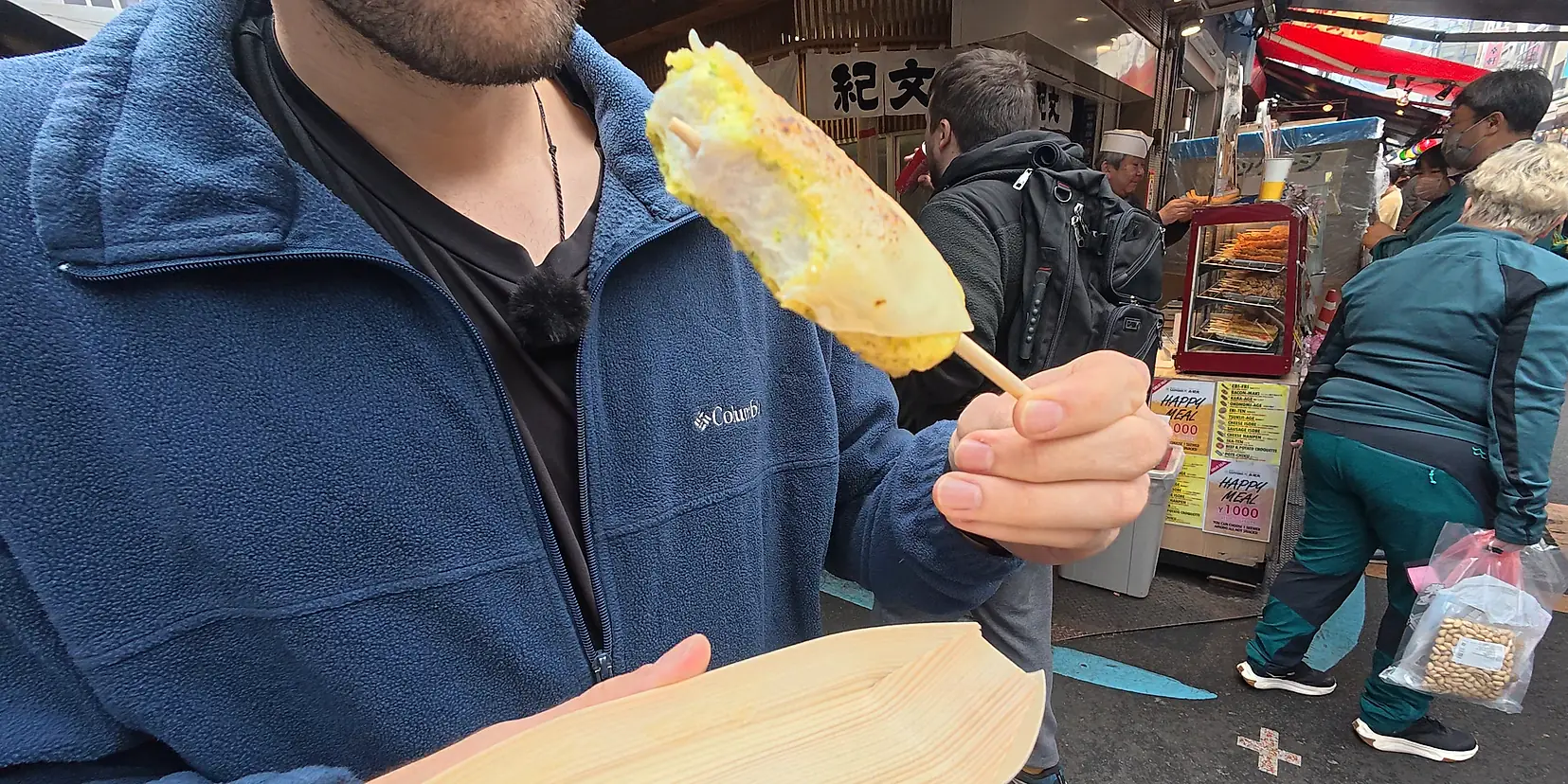 Hanpen, bolo de peixe japonês grelhado com queijo, servido no espeto