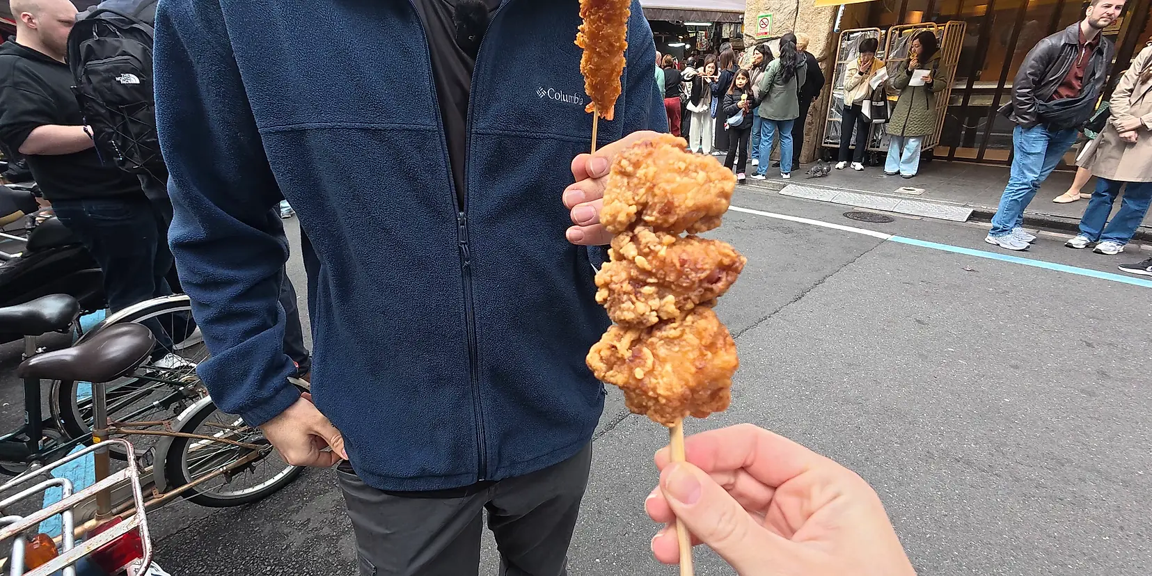 Espeto de karaage, o frango frito japonês, com pedaços grandes e crocantes