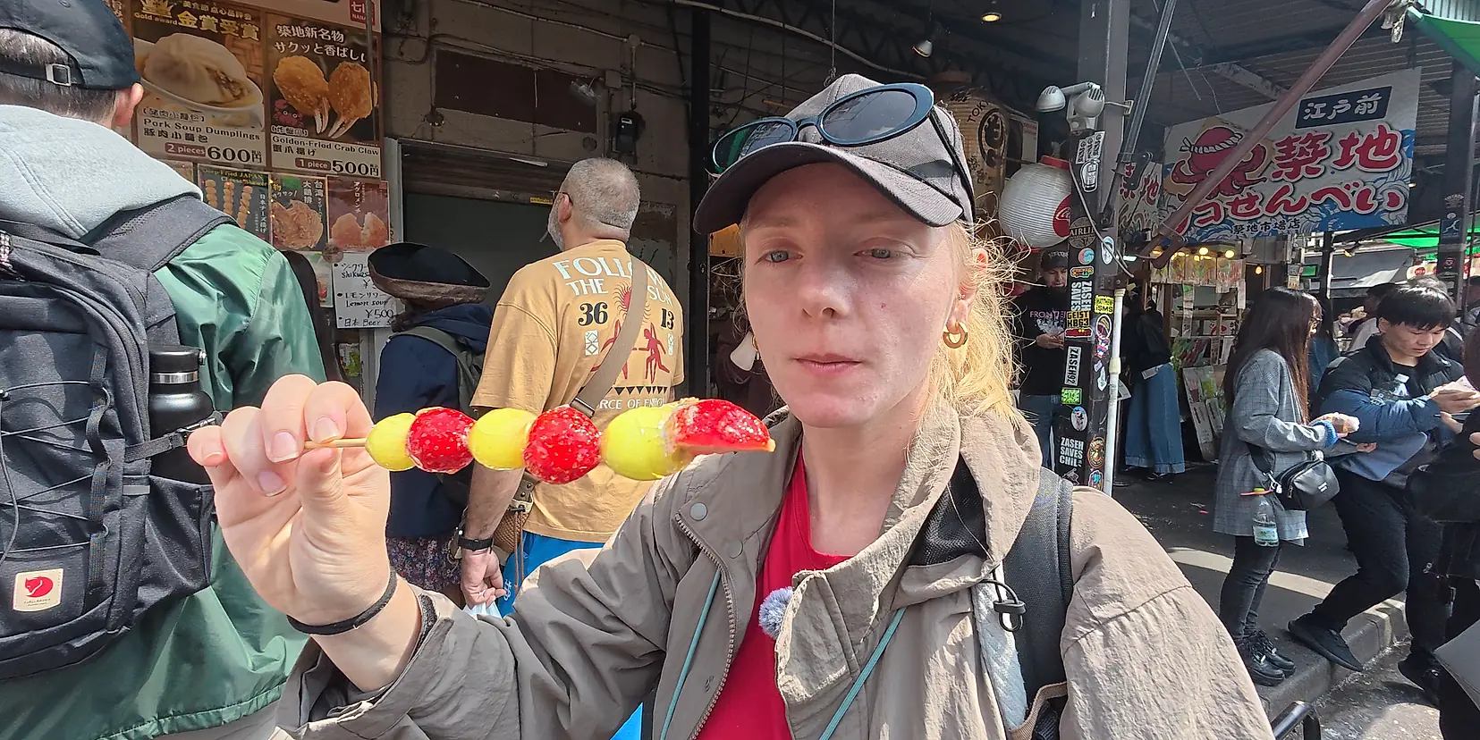 Espeto de morango e uva caramelizados, o furutsu ame japonês, em Tsukiji